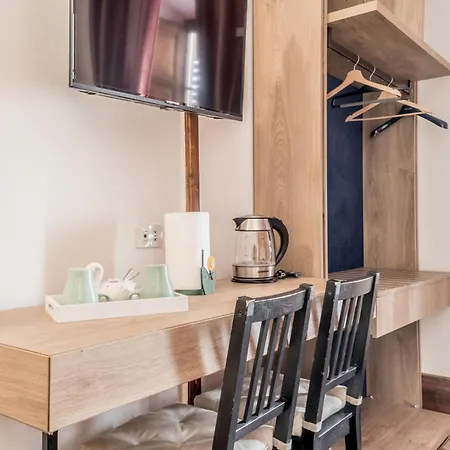 Ariana Luxury Pensión 4*